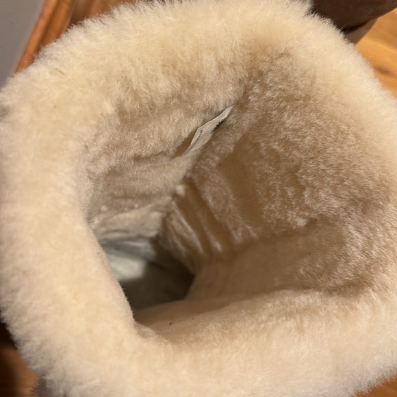 NIB New In Box UGGs - Picture 3 of 10